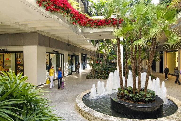 The fountain courtyard and palm trees at Bal Harbour Shops, Miami