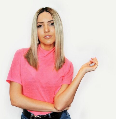Straight highlighted hair with a pink top, styled at Red Market Miami